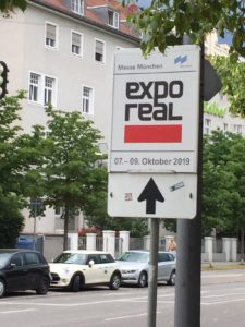 Hinweis-Schild zur diesjährigen Expo Real Anfang Juli.